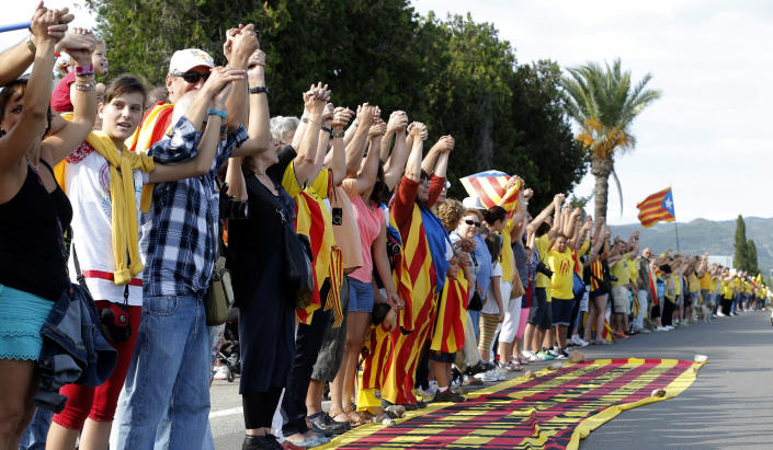 Catalans link arms in a bid to create a 400-kilometre (250-mile) human chain as part of a campaign for independence from Spain in Alcanar, on September 11, 2013 (AFP Photo/Jose Jordan)