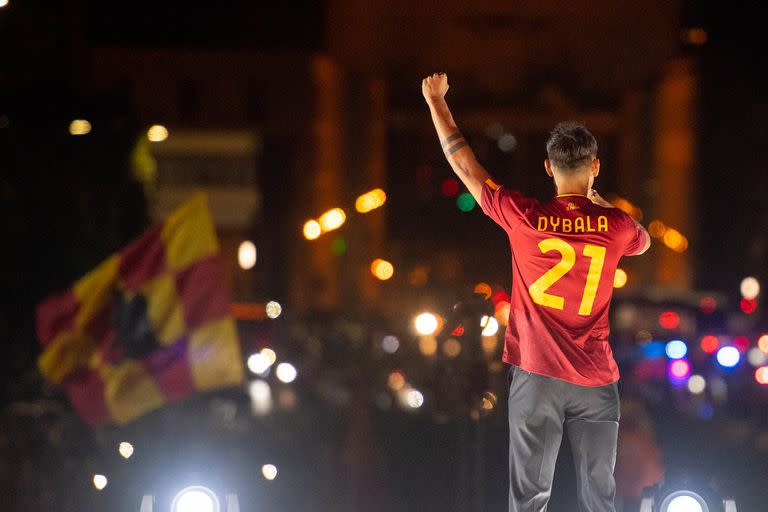 Paulo Dybala tuvo una presentación cinematográfica en Roma, con miles de hinchas dándole la bienvenida.