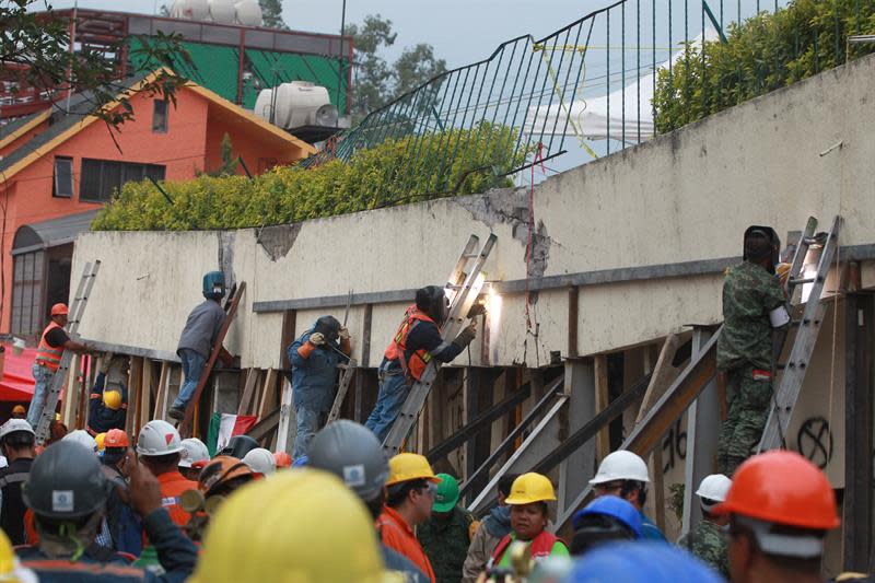 <p>Elementos del Ejercito Mexicano y voluntarios realizan labores de rescate en el colegio Enrique Rébsamen este jueves 21 de septiembre de 2017, en Ciudad de México (México). EFE </p>