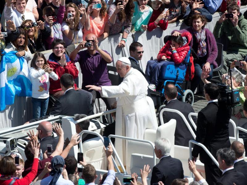 Bad in der Menge: Papst Franziskus auf dem Petersplatz. Foto: Claudio Peri