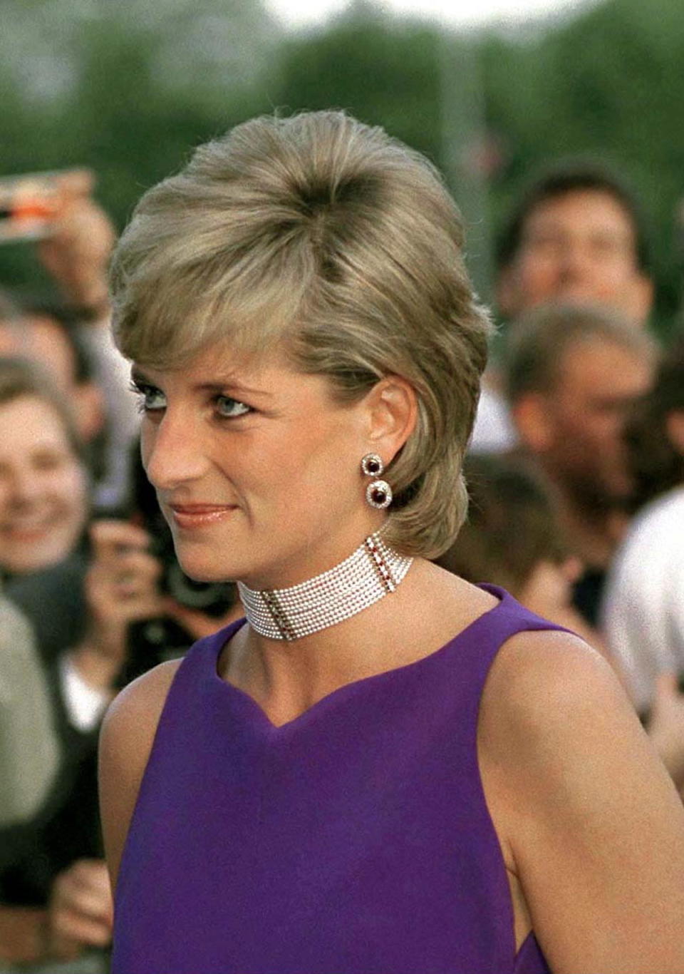 <p>While in Chicago in her later years, Diana upgraded a simple neckline with an enormous pearl choker. (Photo: Tim Graham/Getty Images) </p>