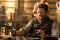 <p>Auch Chris Pratt ist in “Die glorreichen Sieben” zum ersten Mal in einem Western zu sehen. Im Zuge der Vorbereitung zu “Die glorreichen Sieben” hat sich der “Guardians of the Galaxy”-Darsteller etliche alte Western angeschaut und ist seitdem großer Fan des Genres. Am meisten haben ihn die Western mit Gary Cooper überzeugt, darunter die Klassiker “In die Falle gelockt” und “Zwölf Uhr mittags”. In “Die glorreichen Sieben” verkörpert er den charismatischen Draufgänger Josh Farraday, der nicht nur ein gewiefter Kartenspieler, sondern auch ein Ass im Revolver-Schießen ist.</p>