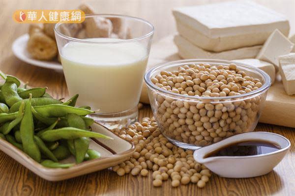大豆製品像是豆漿、豆腐、豆干、豆花都是攝取大豆異黃酮不錯的選擇。
