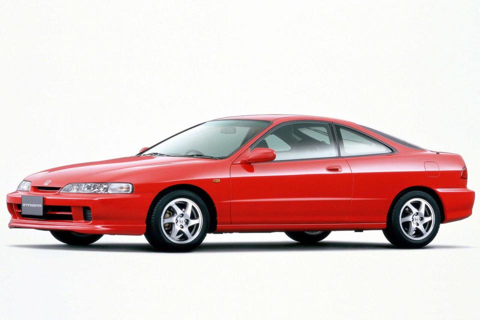 1995年Honda為日本市場推出小改款車型，重點是將備受爭議的四圓燈車頭改為帥氣漂亮的扁長頭燈設計，而無論小改前後Integra都受到全球專業汽車媒體與車迷的一致好評，其Type R版本甚至有著「史上最偉大前驅性能車款」美稱。