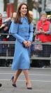 <p>Ella coordinó con tacones y bolso clutch de gamuza en azul marino.<br><br>Evening Standard </p>