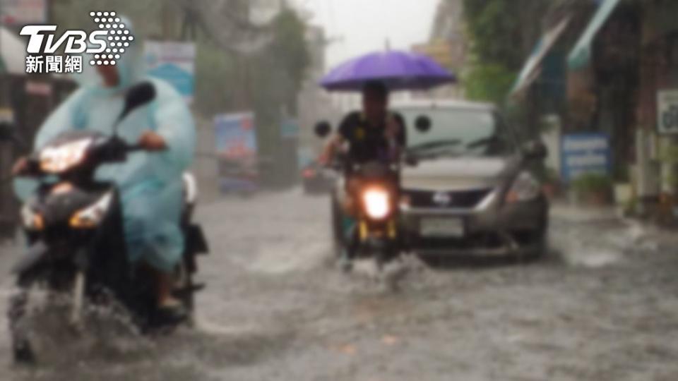 該名住戶加裝防颱捲窗是為了防豪雨。（示意圖／shutterstock達志影像）