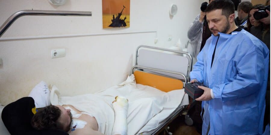 Volodymyr Zelenskyy visited a hospital in Mykolaiv, where he met with wounded soldiers