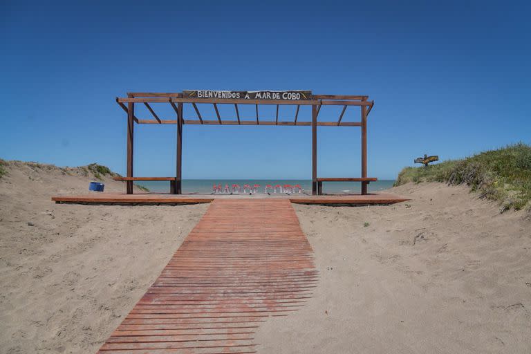 Un acceso a la playa de Mar de Cobo 