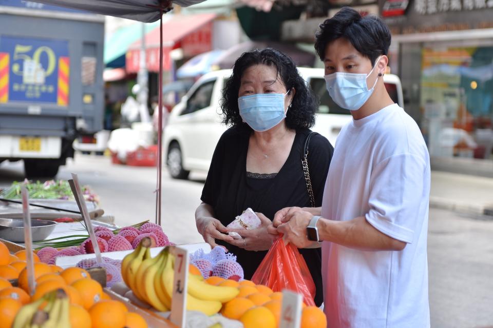 Shek Wai Hung mit seiner Mutter auf dem Markt (Bild: Yahoo)