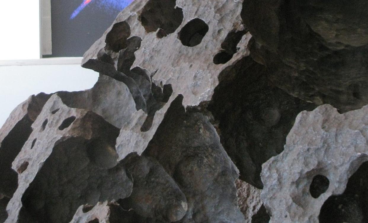 <span class="caption">Surface detail of the Tomanowos meteorite, showing cavities produced by dissolution of iron. </span> <span class="attribution"><a class="link " href="https://upload.wikimedia.org/wikipedia/commons/3/31/Willamette_meteorite_surface_detail.jpg" rel="nofollow noopener" target="_blank" data-ylk="slk:Eden, Janine and Jim/Wikipedia;elm:context_link;itc:0;sec:content-canvas">Eden, Janine and Jim/Wikipedia</a>, <a class="link " href="http://creativecommons.org/licenses/by/4.0/" rel="nofollow noopener" target="_blank" data-ylk="slk:CC BY;elm:context_link;itc:0;sec:content-canvas">CC BY</a></span>