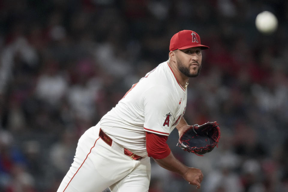 Los Angeles Angels relief pitcher Carlos Estevez tries to pick off Detroit Tigers' Wenceel Perez at first base during the ninth inning of a baseball game in Anaheim, Calif., Saturday, June 29, 2024. (AP Photo/Eric Thayer)