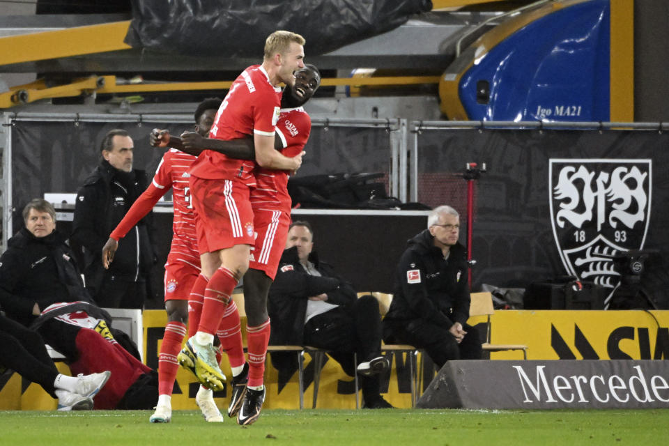 Matthijs de Ligt celebra su gol con sus compañeros del Bayern Munich ante el Stuttgart en la Bundesliga el sábado 4 de marzo del 2023. (Marijan Murat/dpa via AP)