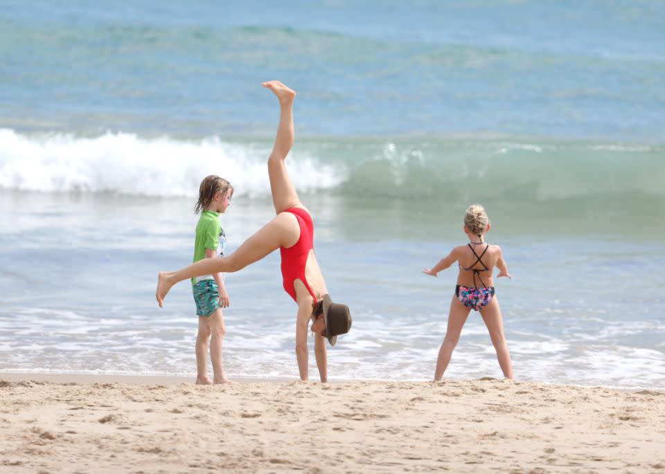 She showed the kids exactly how it's done. Photo: Diimex