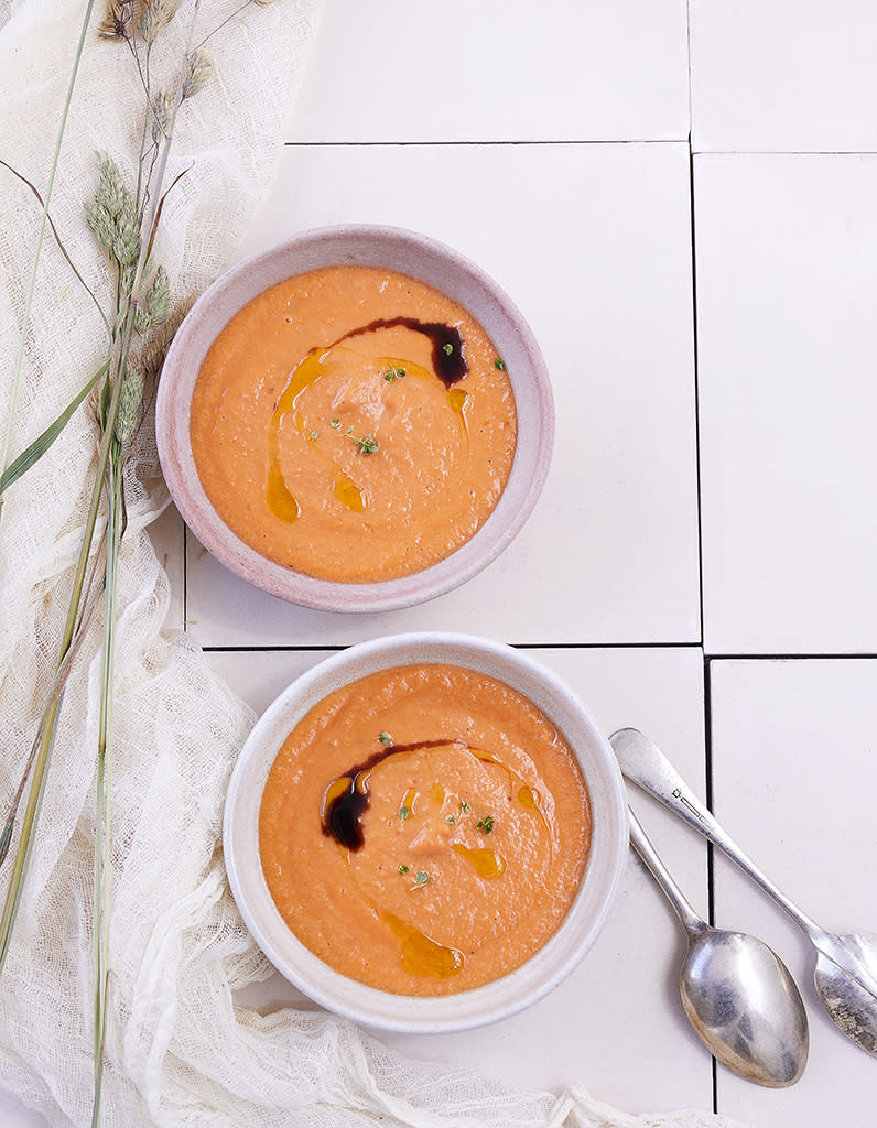 Soupe glacée de tomates marinées à l'ail et aux aromates