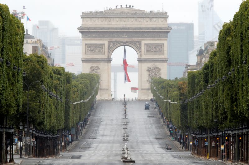 Foto del martes de la avenida de los Campos Elíseos vacías durante la celebración del Día de la Bastilla en París