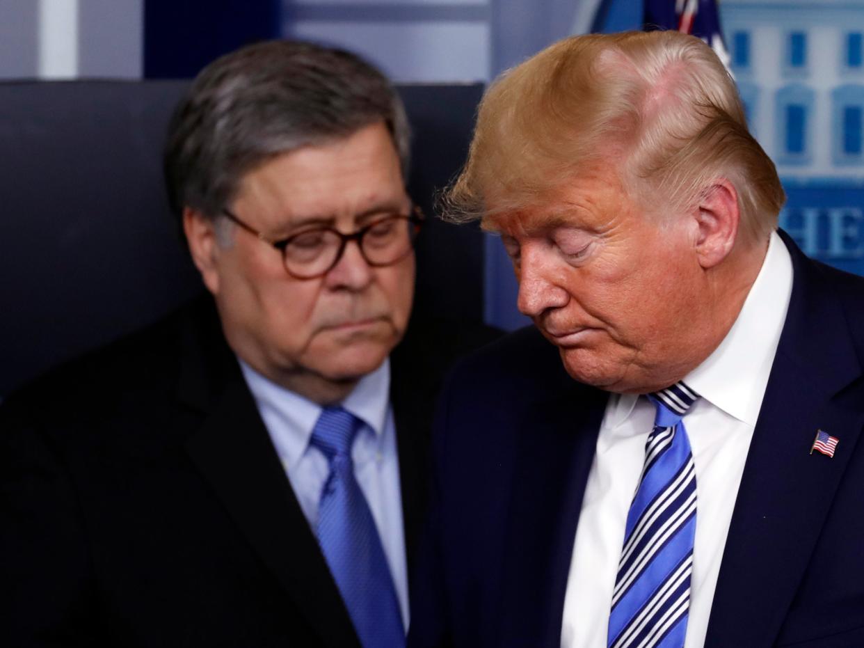 Bill Barr y Donald Trump (AP)