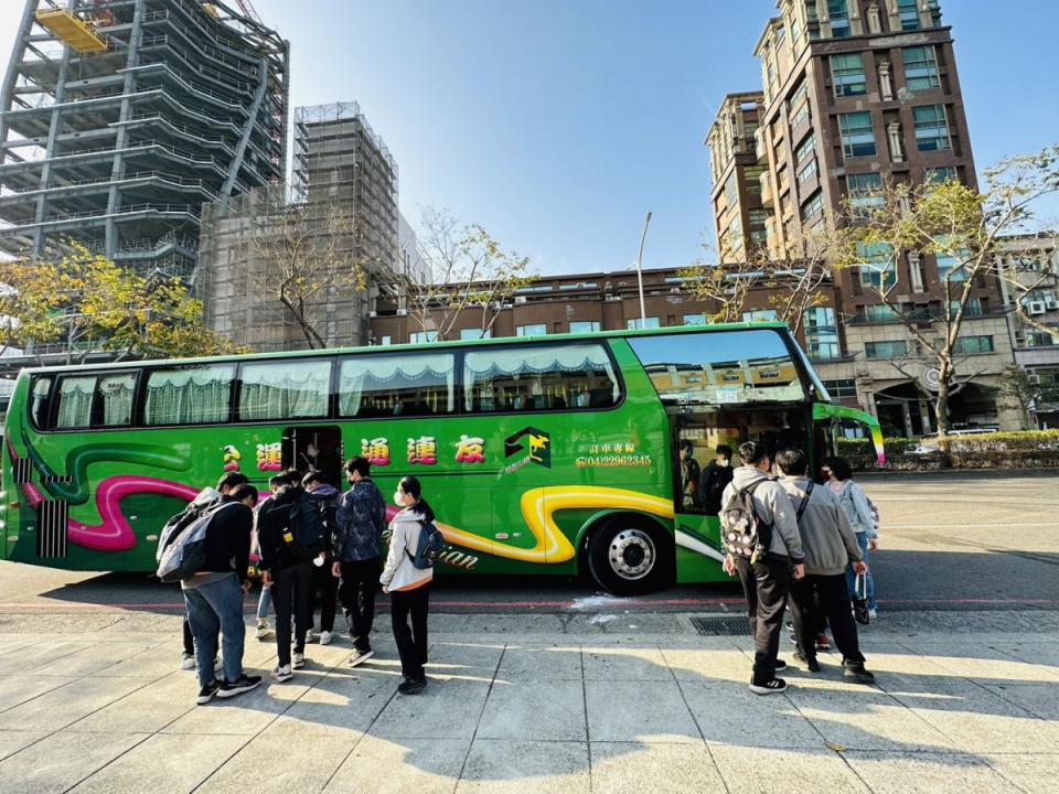 國中教育會考5/20登場，盧秀燕宣布，中市是六都唯一全面提供專車的縣市。（圖：中市府提供）