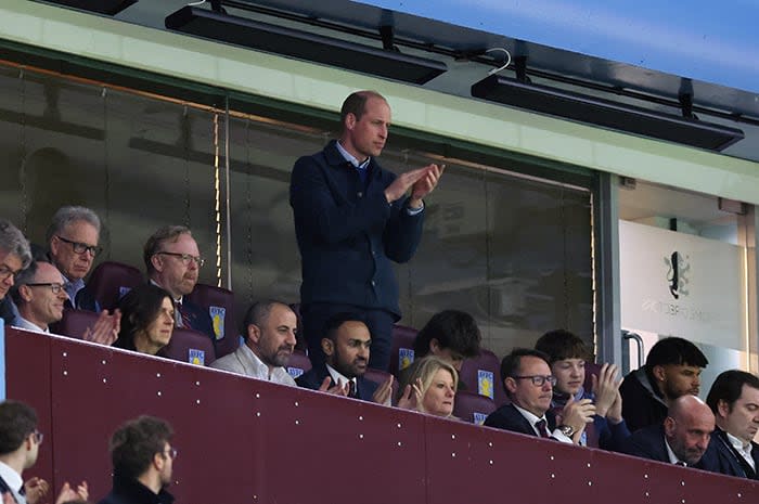 El príncipe Guillemo y su hijo George en el partido del Aston Villa