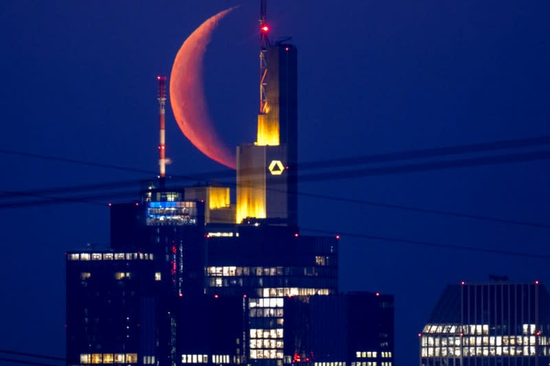 月亮、月球。德國法蘭克福的新月。（美聯社）