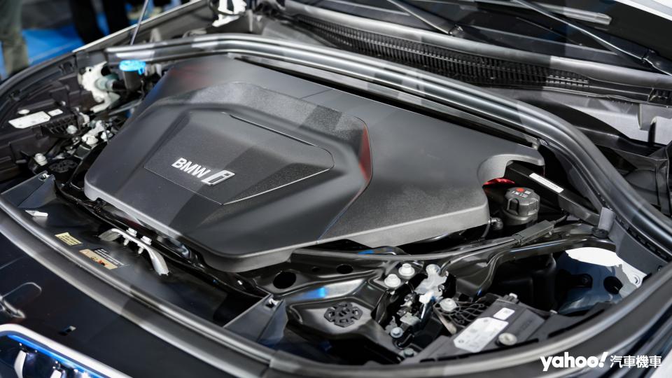 全新的電動馬達與驅動系統，使iX1擁有313ps最大馬力和50.4kgm扭力峰值。