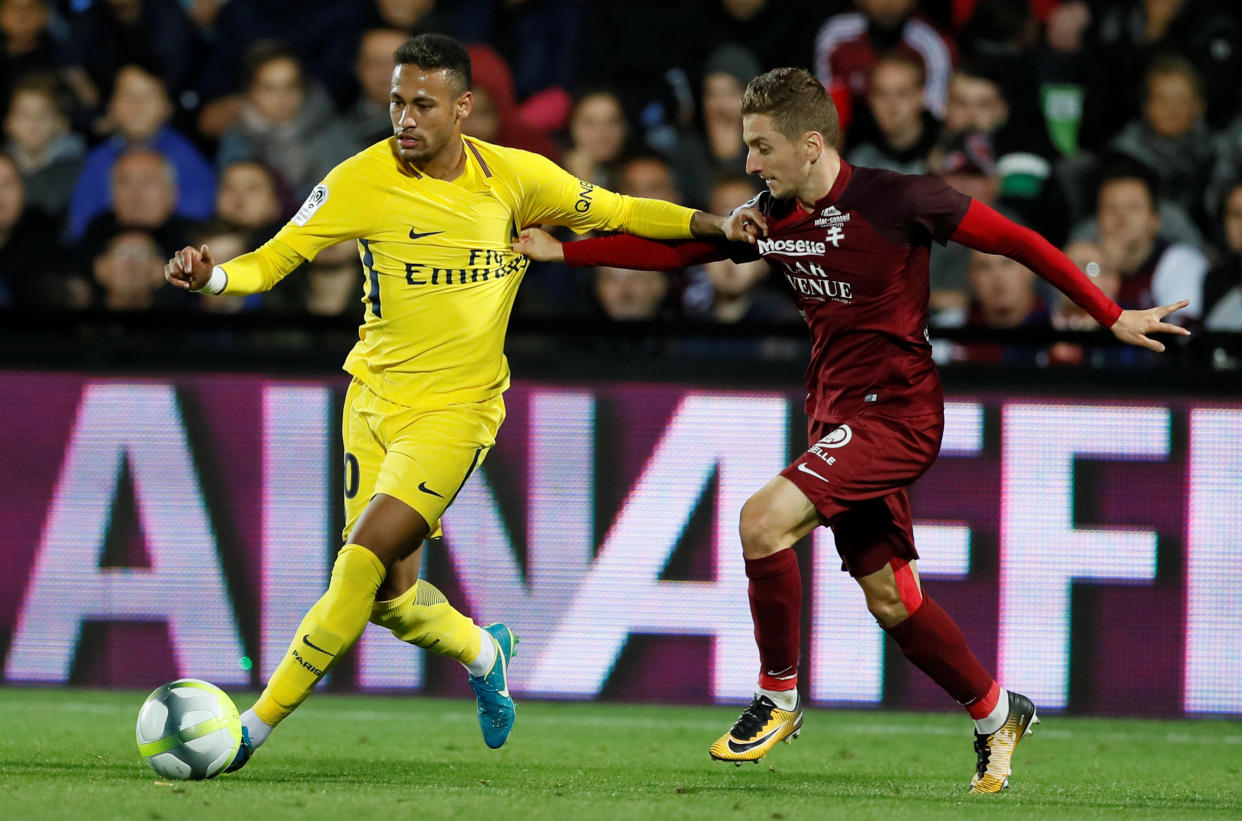 Iván Balliu (derecha) con Neymar en un partido de la liga francesa. Foto: REUTERS/Gonzalo Fuentes.