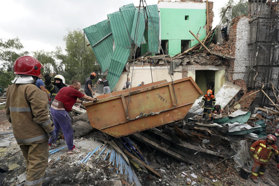 Rescatistas retiran escombros el martes 26 de julio de 2022 luego de un ataque aéreo ruso en la región de Járkiv, Ucrania. (AP Foto/Andrii Marienko)