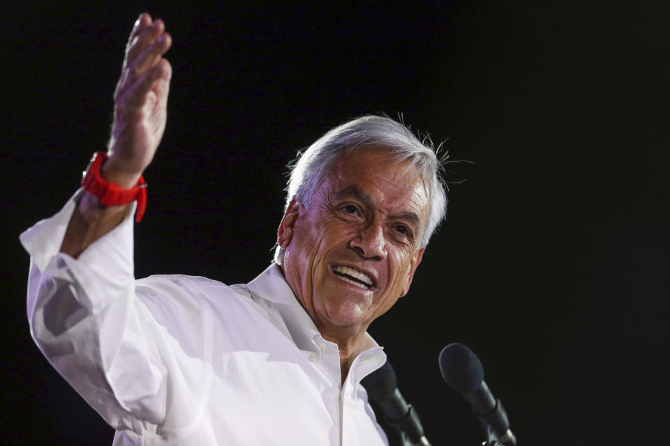 ARCHIVO - Sebastián Piñera, expresidente de Chile que busca un segundo mandato, se dirige a sus seguidores en el acto de cierred e campaña en Santiago, Chile, el 16 de noviembre de 2017. Piñera murió el 6 de febrero de 2024 en un accidente de helicóptero en Lago Ranco, Chile, según confirmó la ministra de Interior, Carolina Tohá en una intervención en televisión. (AP Foto/Luis Hidalgo, Archivo)