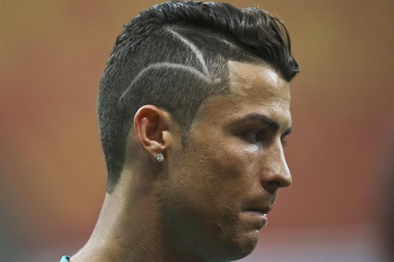 JSG111. Manaus (Brazil), 21/06/2014.- Portugal&#39;s Cristiano Ronaldo during a training session at the Arena Amazonia in Manaus, Amazonas, Brazil, 21 June 2014. Portugal faces the USA in a FIFA World Cup 2014 group G preliminary round match in Manaus on 22 June.(RESTRICTIONS APPLY: Editorial Use Only, not used in association with any commercial entity - Images must not be used in any form of alert service or push service of any kind including via mobile alert services, downloads to mobile devices or MMS messaging - Images must appear as still images and must not emulate match action video footage - No alteration is made to, and no text or image is superimposed over, any published image which: (a) intentionally obscures or removes a sponsor identification image; or (b) adds or overlays the commercial identification of any third party which is not officially associated with the FIFA World Cup) (EEUU, Estados Unidos, Brasil, Mundial de Fútbol) EFE/EPA/JOSE SENA GOULAO (EEUU, Estados Unidos, Brasil, Mundial de Fútbol) EFE/EPA/JOSE SENA GOULAO (EEUU, Estados Unidos, Brasil, Mundial de Fútbol) EFE/EPA/JOSE SENA GOULAO