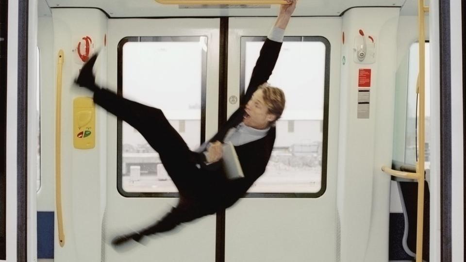 Un hombre cayéndose en el metro.