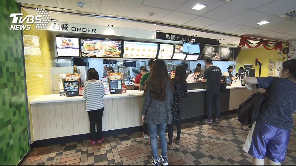 南韓麥當勞日前發生喝醉奧客因遲遲等不到叫號餐點，竟對女店員連續掌摑7巴掌。(示意圖／TVBS)