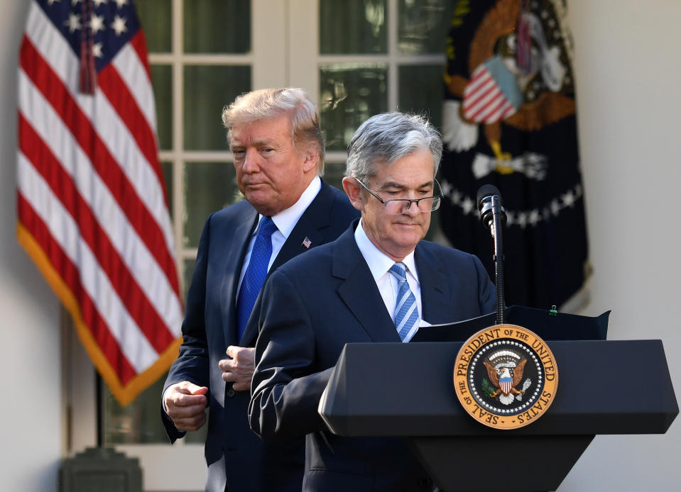 WASHINGTON, 24 Januari 2018 -- Foto yang diambil pada tanggal 2 November 2017 menunjukkan Presiden AS Donald Trump (kiri) dan Gubernur Federal Reserve Jerome Powell pada upacara pencalonan di Gedung Putih di Washington, DC, AS. Senat AS mengukuhkan Jerome Powell sebagai Ketua Federal Reserve pada 23 Januari 2018. (Xinhua/Yin Boguo via Getty Images)