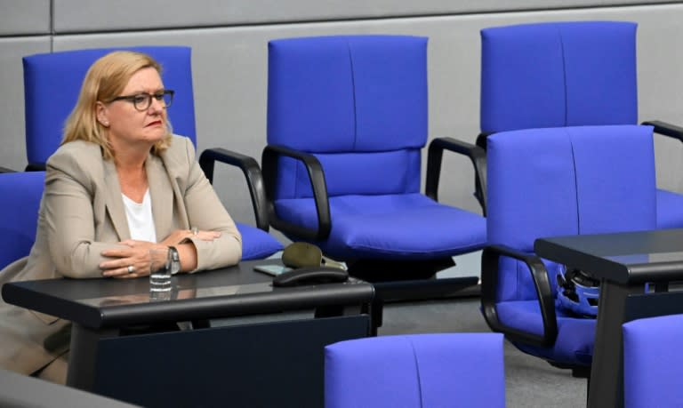 Die Wehrbeauftragte des Bundestages, Eva Högl (SPD), hat einen Mangel an Frauen bei der Bundeswehr kritisiert. "Ein Weiter-so kann es nicht mehr geben", sagte sie den RND-Zeitungen. (Tobias SCHWARZ)