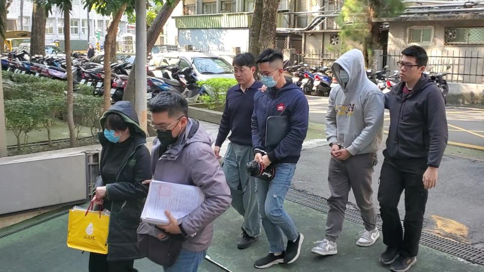 新零售總經理李燕南(左一)，因涉嫌加入林耿宏詐騙集團，被警方移送法辦。資料照。呂志明攝