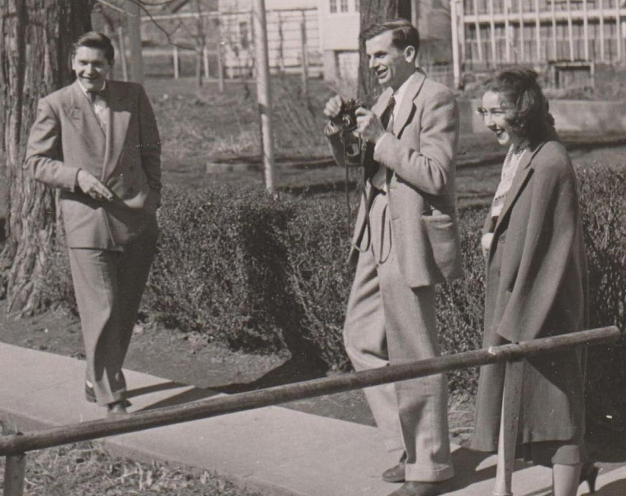 La escritora Flannery O'Connor junto a los también escritores Robie Macauley y Arthur Koestler en Iowa, 1947. <a href="https://es.wikipedia.org/wiki/Archivo:Robie_with_Flannery_1947.jpg" rel="nofollow noopener" target="_blank" data-ylk="slk:Charles Cameron Macauley / Wikimedia Commons;elm:context_link;itc:0;sec:content-canvas" class="link ">Charles Cameron Macauley / Wikimedia Commons</a>, <a href="http://creativecommons.org/licenses/by-sa/4.0/" rel="nofollow noopener" target="_blank" data-ylk="slk:CC BY-SA;elm:context_link;itc:0;sec:content-canvas" class="link ">CC BY-SA</a>