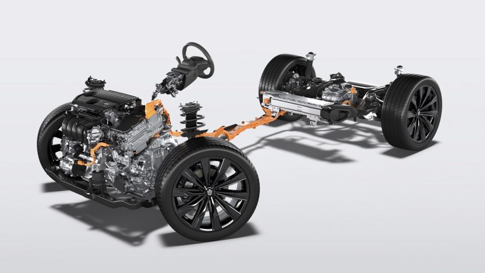 Crown Sport目前提供兩款動力單元，並且都標配DRS後輪轉向系統。