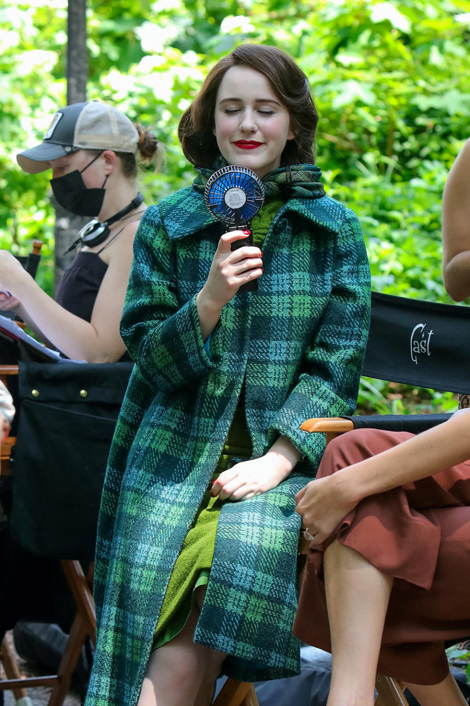 <p>Ever wonder how actors manage to stay cool in the summer heat even though they're bundled up? Allow this photo of Brosnahan to speak for itself! </p>