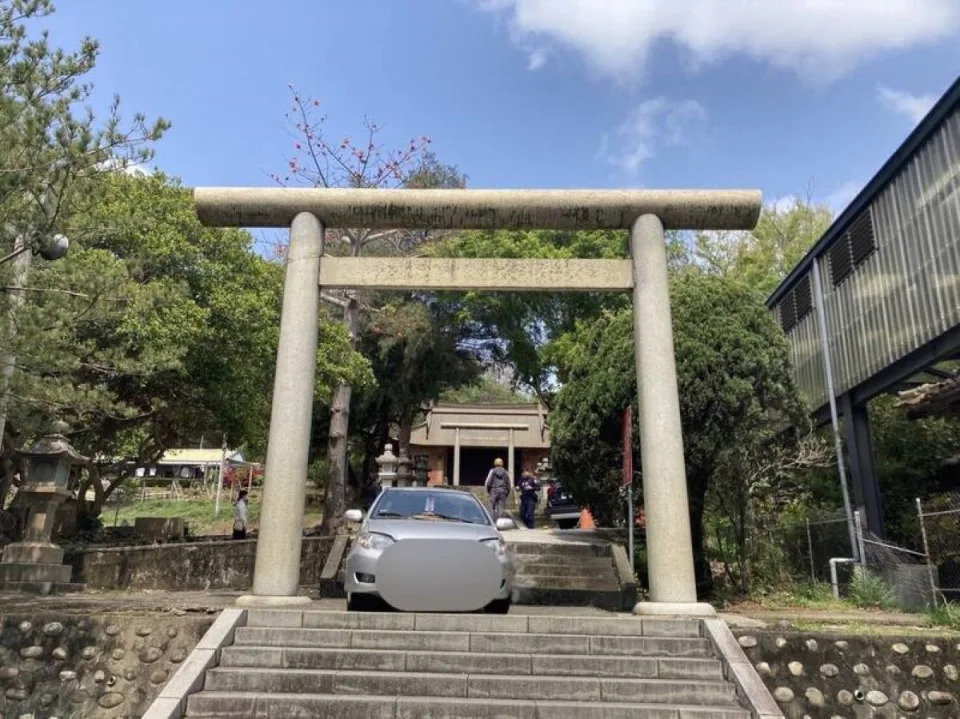 苗栗通霄神社鳥居前階梯是參訪人行道，景緻優美。（圖：警方提供）