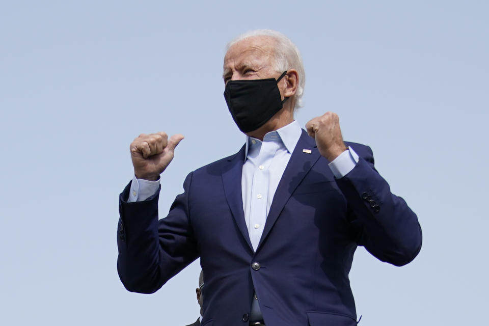 El candidato presidencial demócrata Joe Biden aborda un avión rumbo a Florida el martes 15 de septiembre de 2020 en el aeropuerto de New Castle, Delaware. (AP Foto/Patrick Semansky)