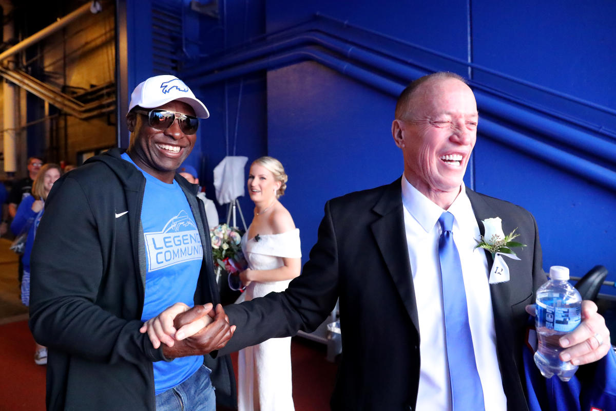 Couple gets married at halftime of Buffalo Bills game in NFL wedding