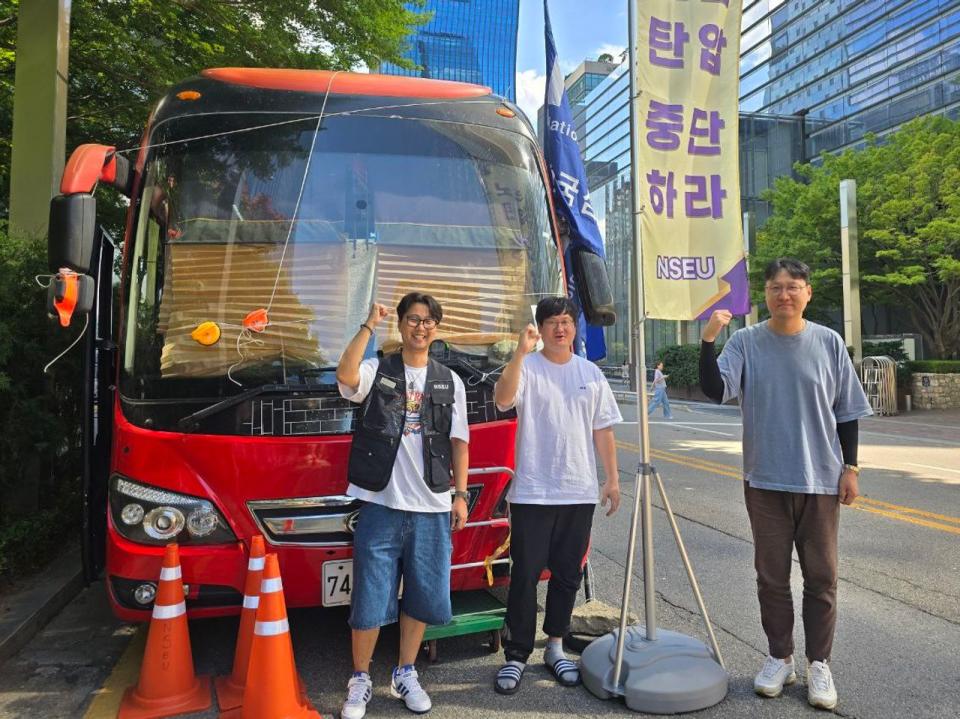 Kang Kee-uk, left, an equipment engineer working at one of Samsung Electronics’ memory-chip production lines in Hwaseong. 