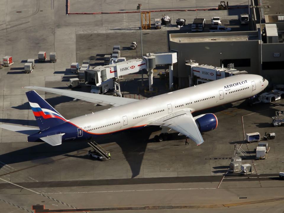 Eine Boeing 777-300ER von Aeroflot, die vor dem Krieg am Gate des internationalen Flughafens von Los Angeles geparkt war. - Copyright: Fabrizio Gandolfo/SOPA Images/LightRocket via Getty Images