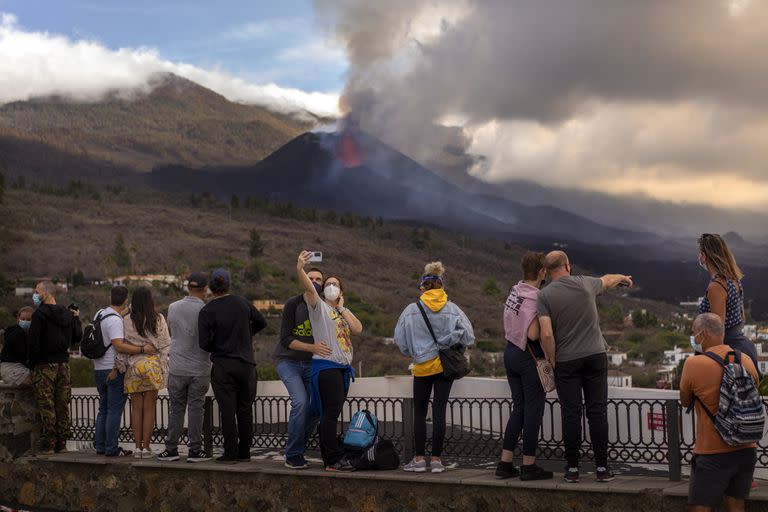 Turistas sacan fotos del volcán Cumbre Vieja, en las Canarias (AP Photo/Emilio Morenatti)