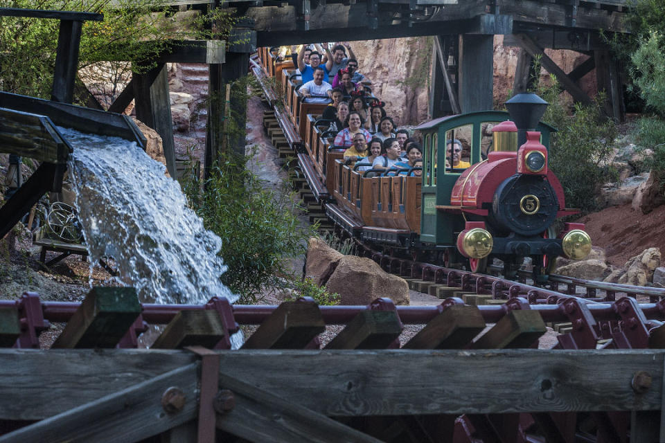 美國佛羅裡達州奧蘭多迪士尼的火車樣式過山車Big Thunder Mountain Railroad。