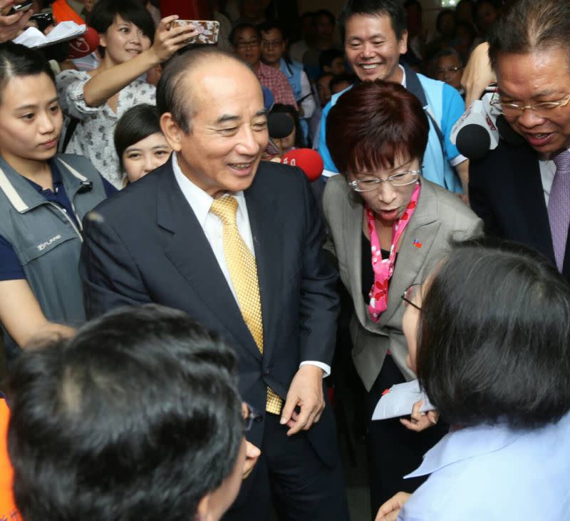 20150902-SMG0045-016-洪秀柱王金平蔡英文赴新竹義民廟-王金平洪秀柱-吳逸驊攝.jpg