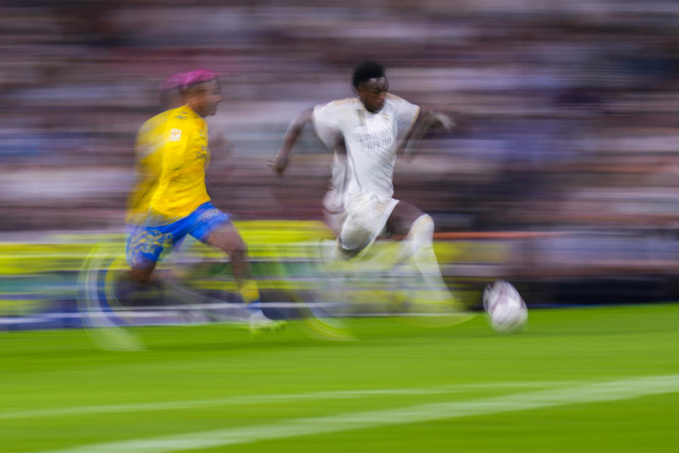 Real Madrid's Vinicius Junior, right, runs with the ball next to Las Palmas' Julian Araujo during a Spanish La Liga soccer match between Real Madrid and Las Palmas, at Santiago Bernabeu stadium, in Madrid, Wednesday, Sept. 27, 2023. (AP Photo/Manu Fernandez)