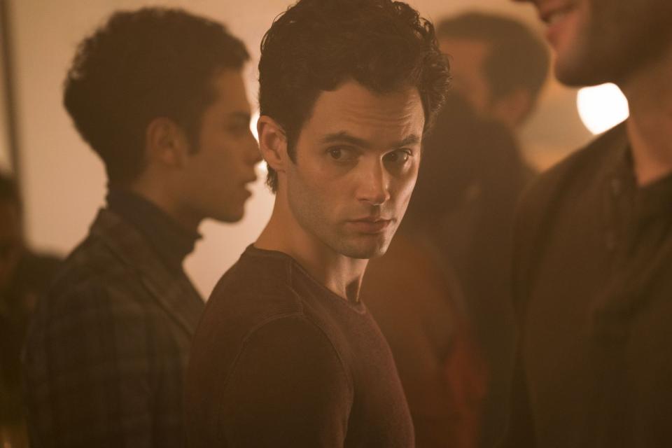 Wirkt nur auf den ersten Blick harmlos: der penetrante Stalker Joe Goldberg (Penn Badgley) im Netflix-Erfolg "You - Du wirst mich lieben". (Bild: Netflix)