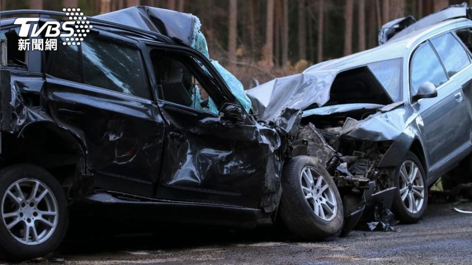 蘋果預計推出的車禍偵測可以自動撥打電話求救。（示意圖／shutterstock達志影像）