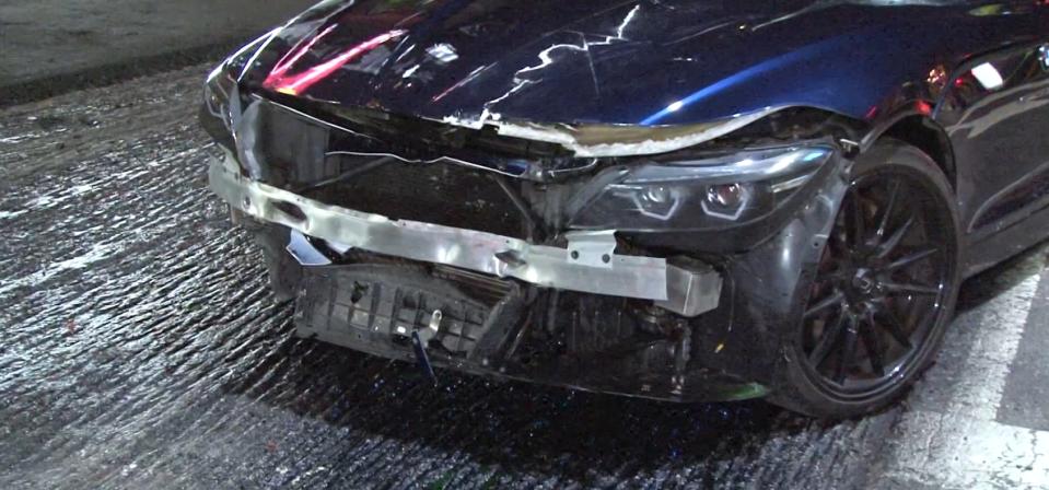林女跑車車頭撞毀。（圖／東森新聞）