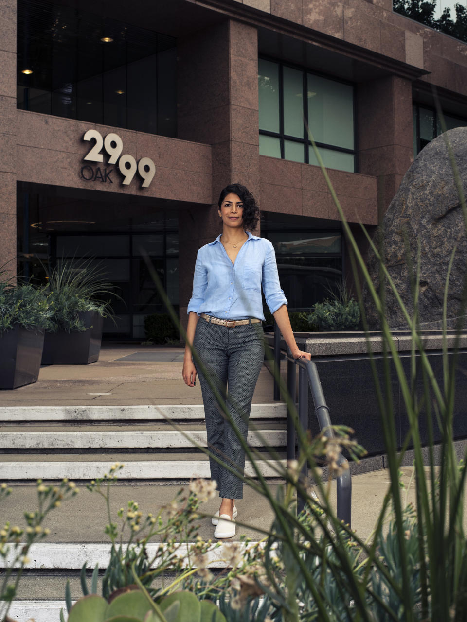 Roya Joseph, una ingeniera hidráulica, en la oficina a la que espera regresar en Walnut Creek, California. (Kenny Hurtado/The New York Times)