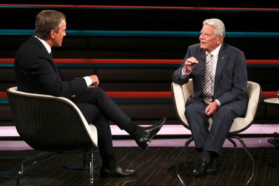 Joachim Gauck (rechts) stellte im Gespräch mit Markus Lanz die Moralfrage: 